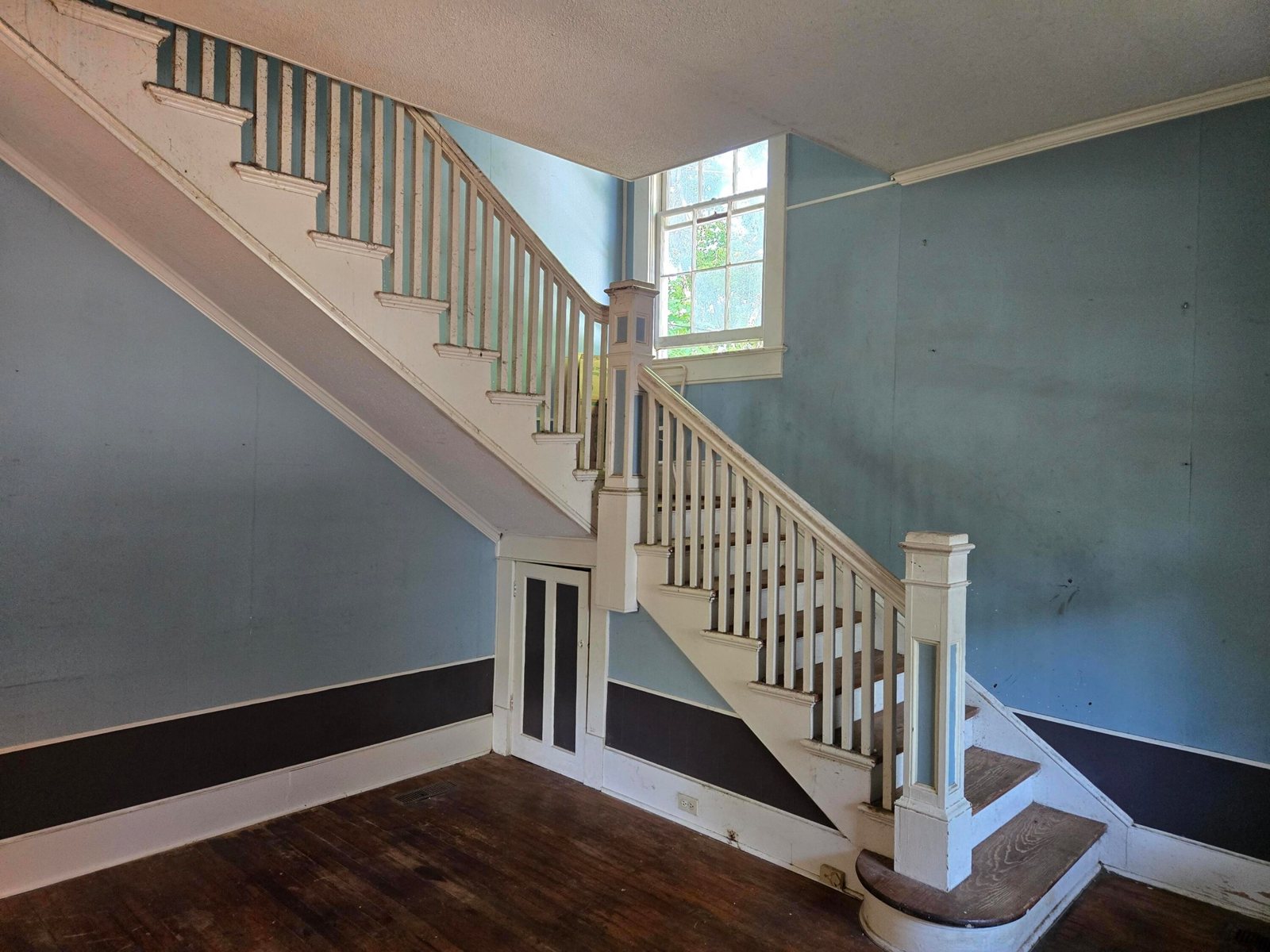 1104 N Hillside Dr, photo 3 of 3